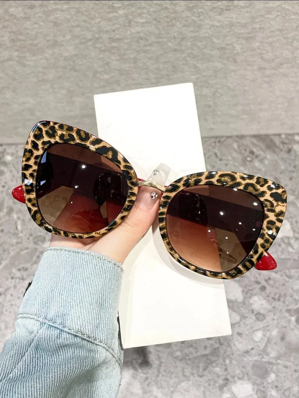 Women Light Wear Trendy Cats Eye Leopard Ptint. Red Handle Shades